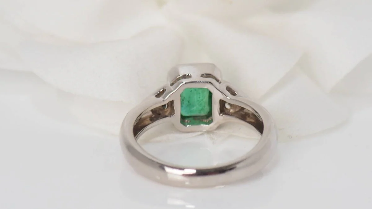 Bague en or blanc, émeraude et diamants - Image 7
