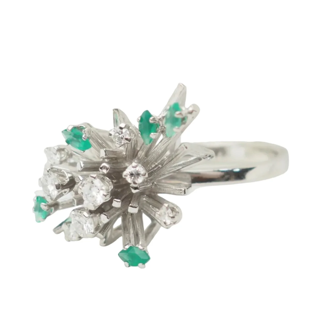 Bague Cocktail en or blanc, émeraudes et diamants - Image 3