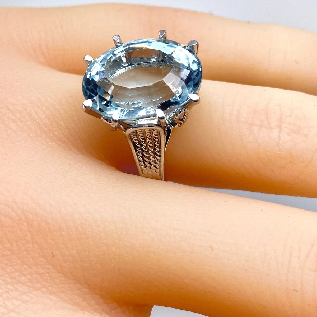 Bague Solitaire en or blanc et aigue-marine - Image 2