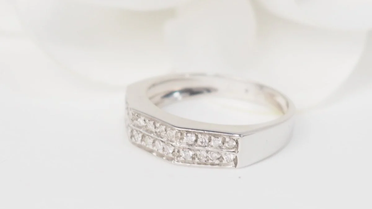 Bague en or blanc et diamants - Image 4