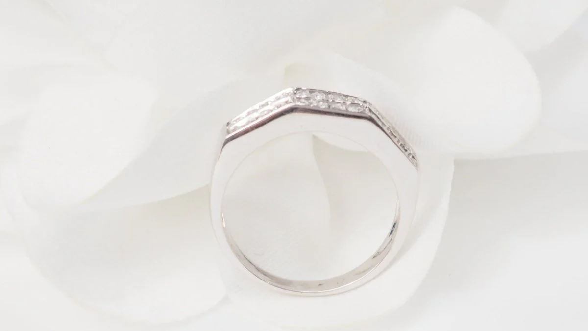 Bague en or blanc et diamants - Image 6