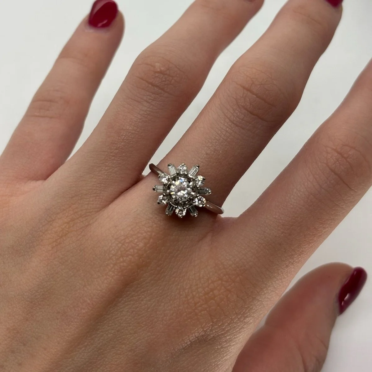 Bague Marguerite en or blanc et diamants - Image 2