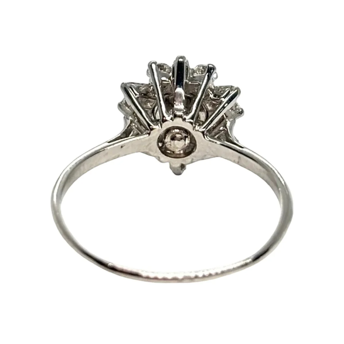 Bague Marguerite en or blanc et diamants - Image 5