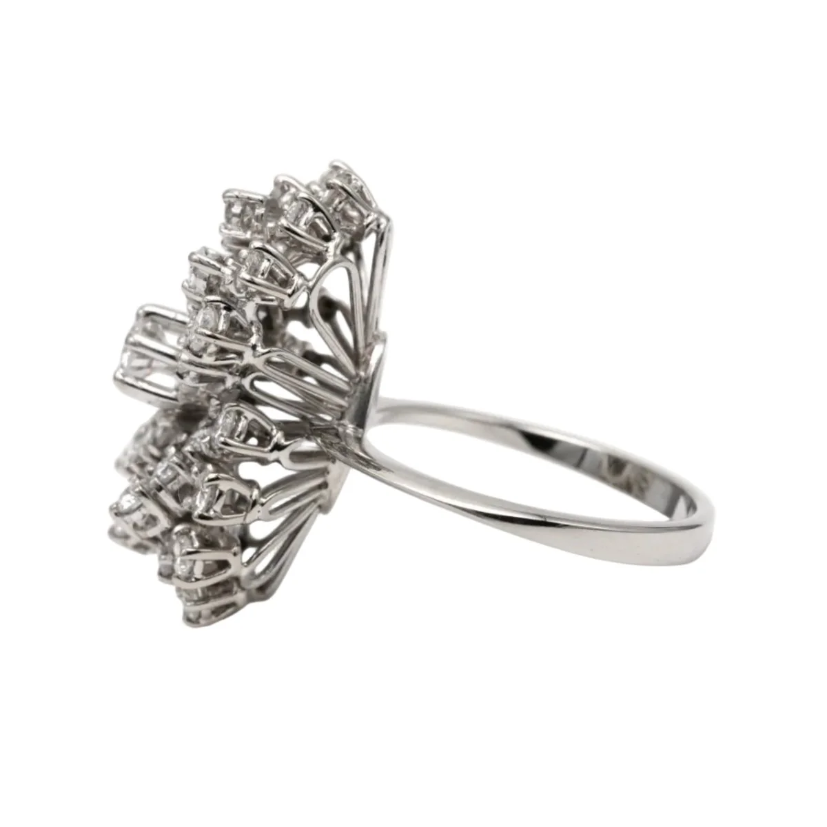 Bague en or blanc et diamants - Image 9