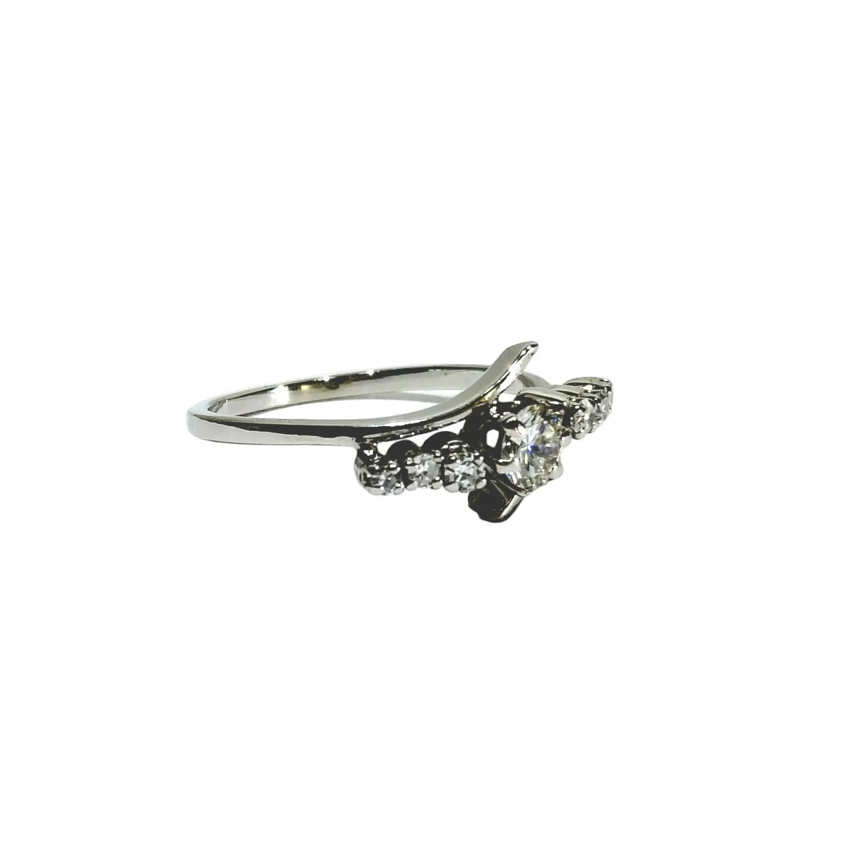 Bague Jarretière en or blanc et diamants - Image 6