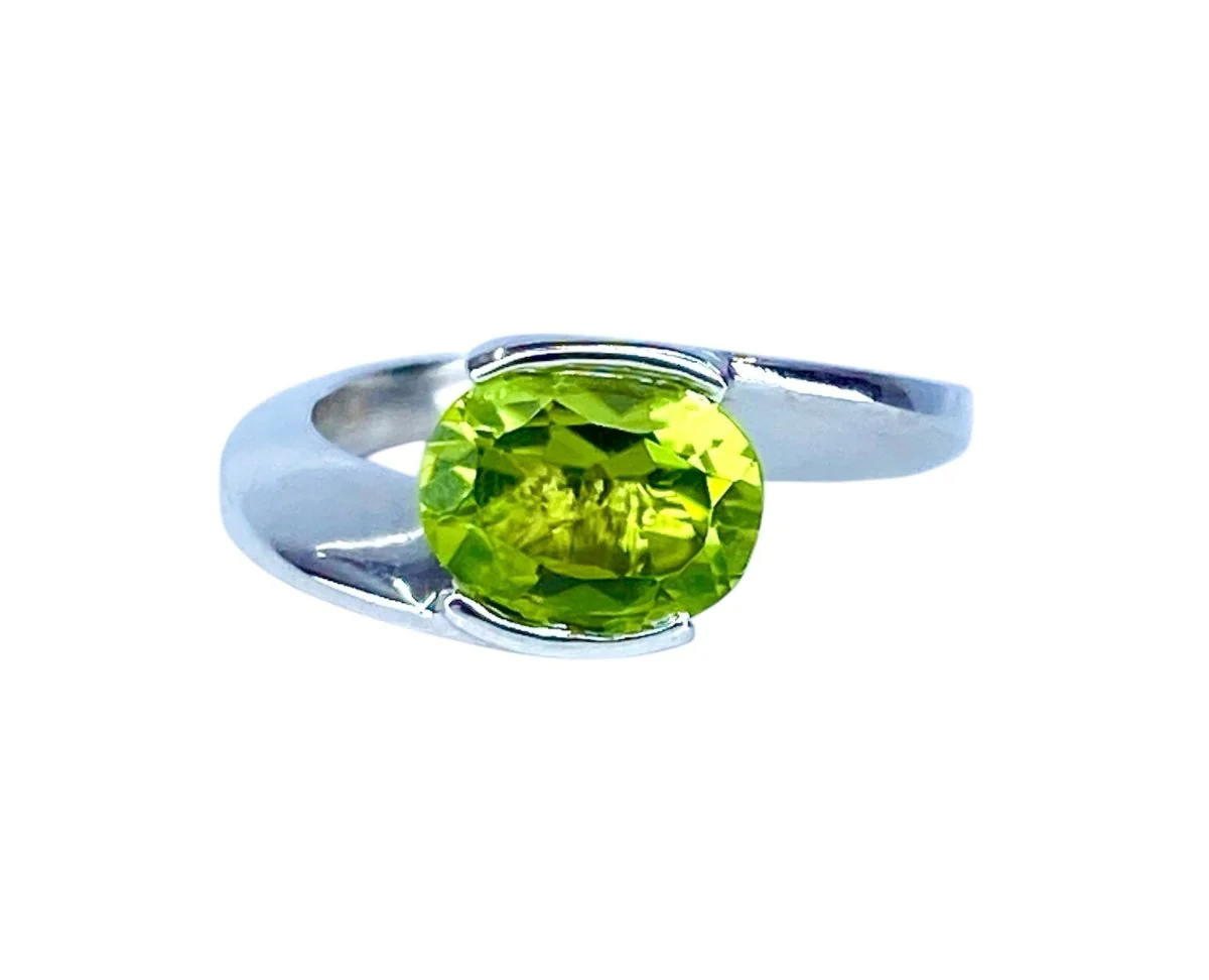 Bague en or blanc et péridot