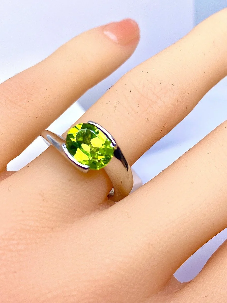 Bague en or blanc et péridot - Image 2