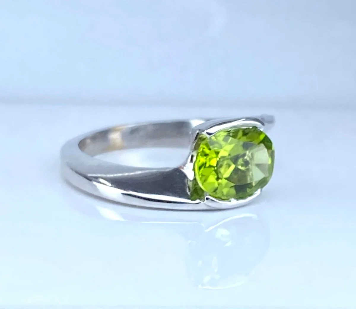 Bague en or blanc et péridot - Image 4