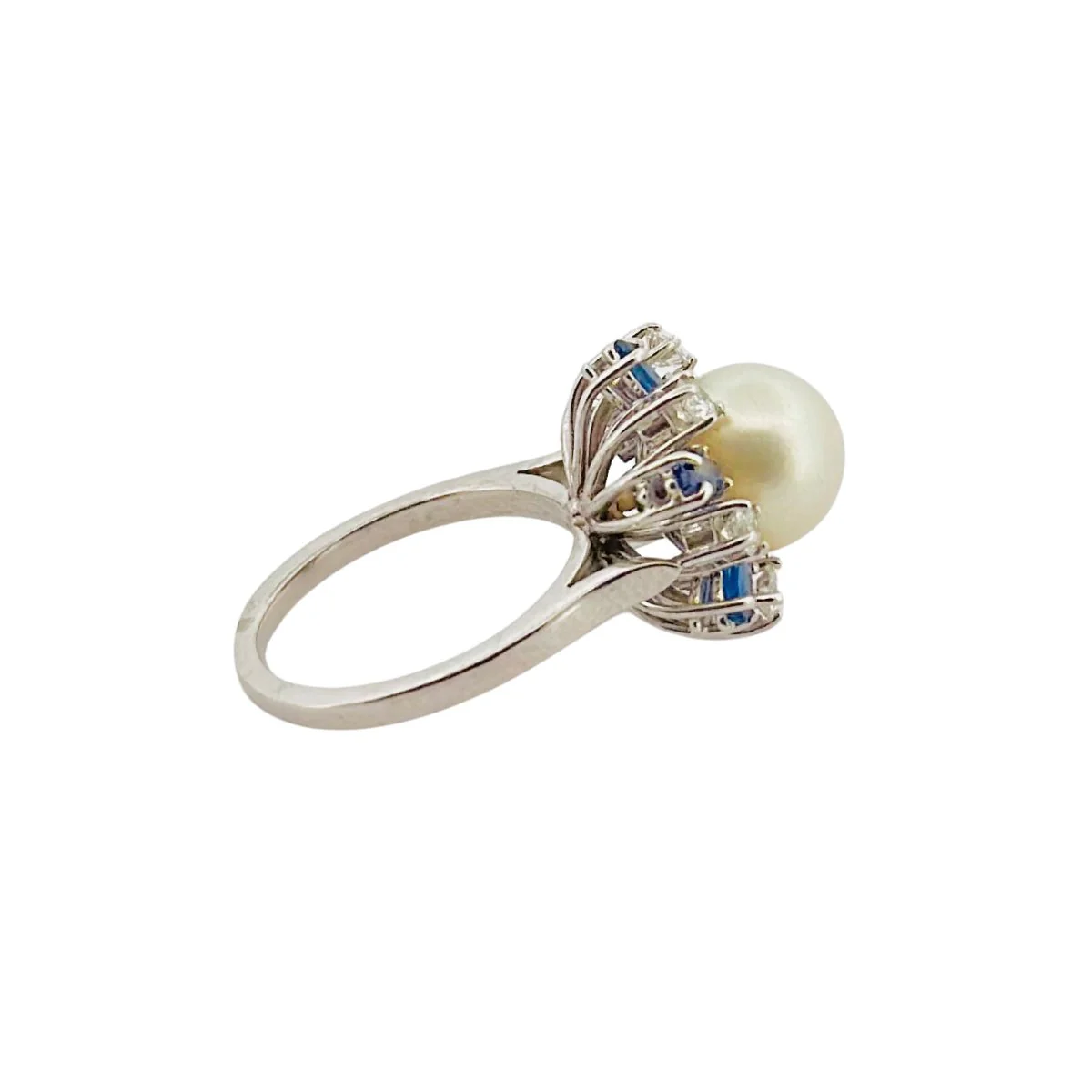 Bague en or blanc perle, saphir et diamants - Image 3