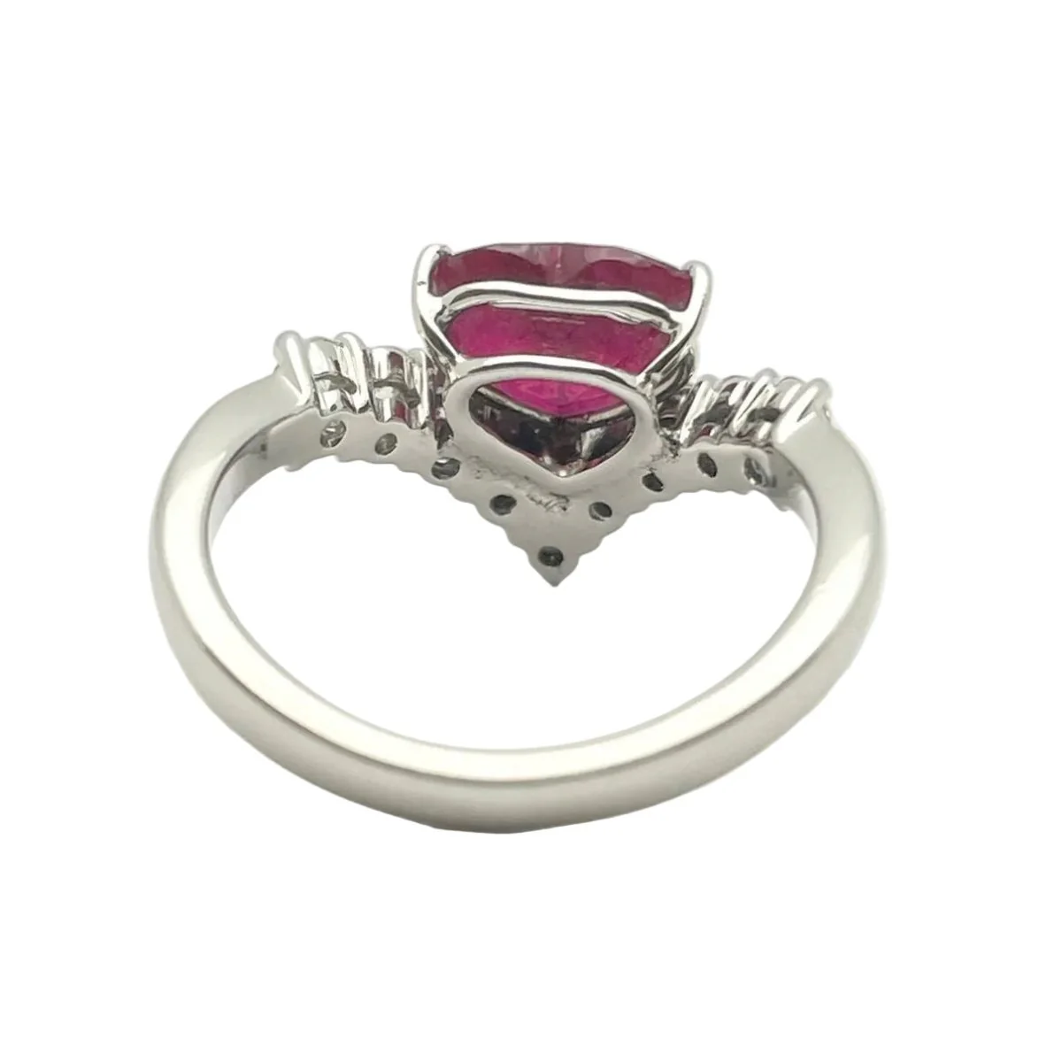 Bague en or blanc, rubis et diamants - Image 4