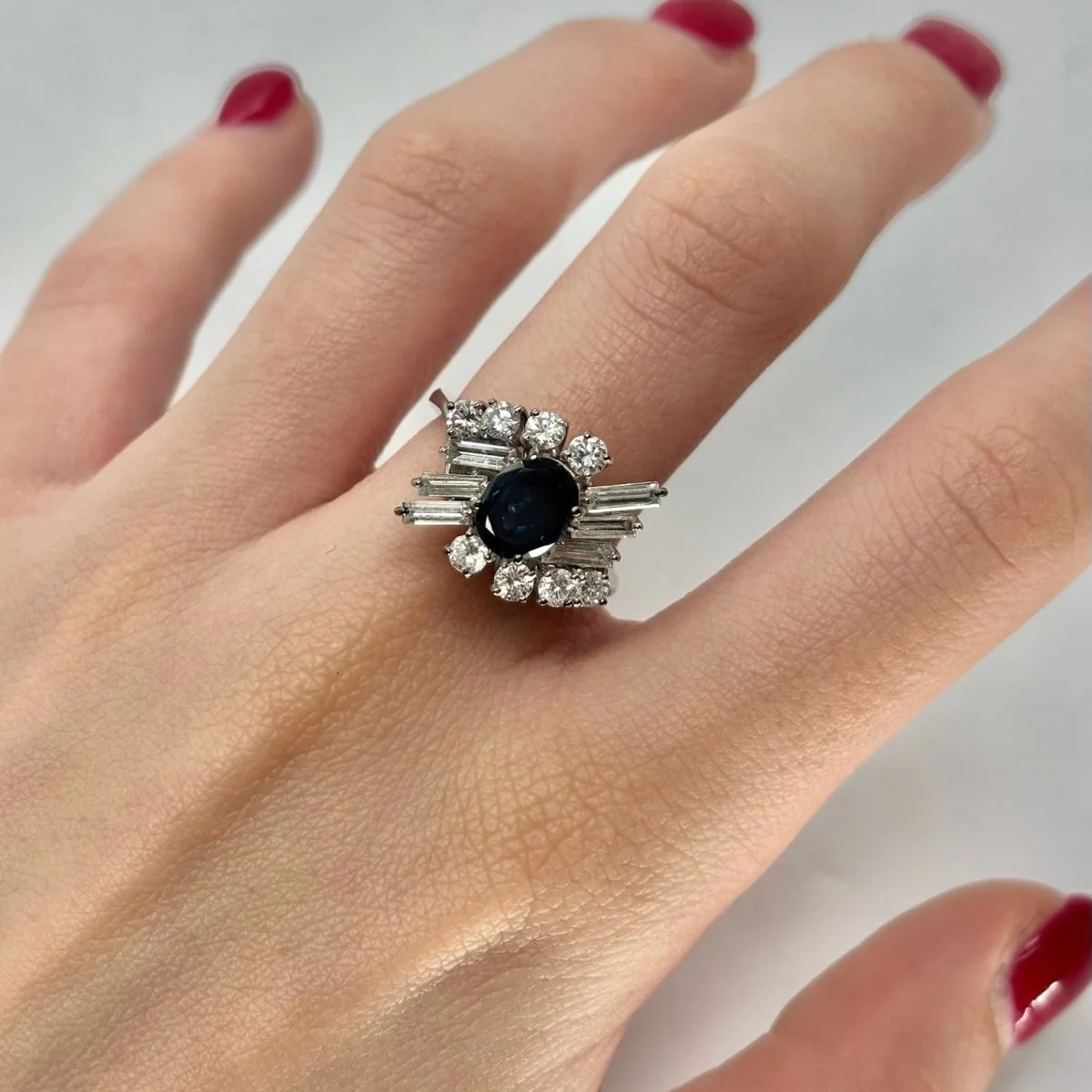 Bague en or blanc, saphir et diamants - Image 2