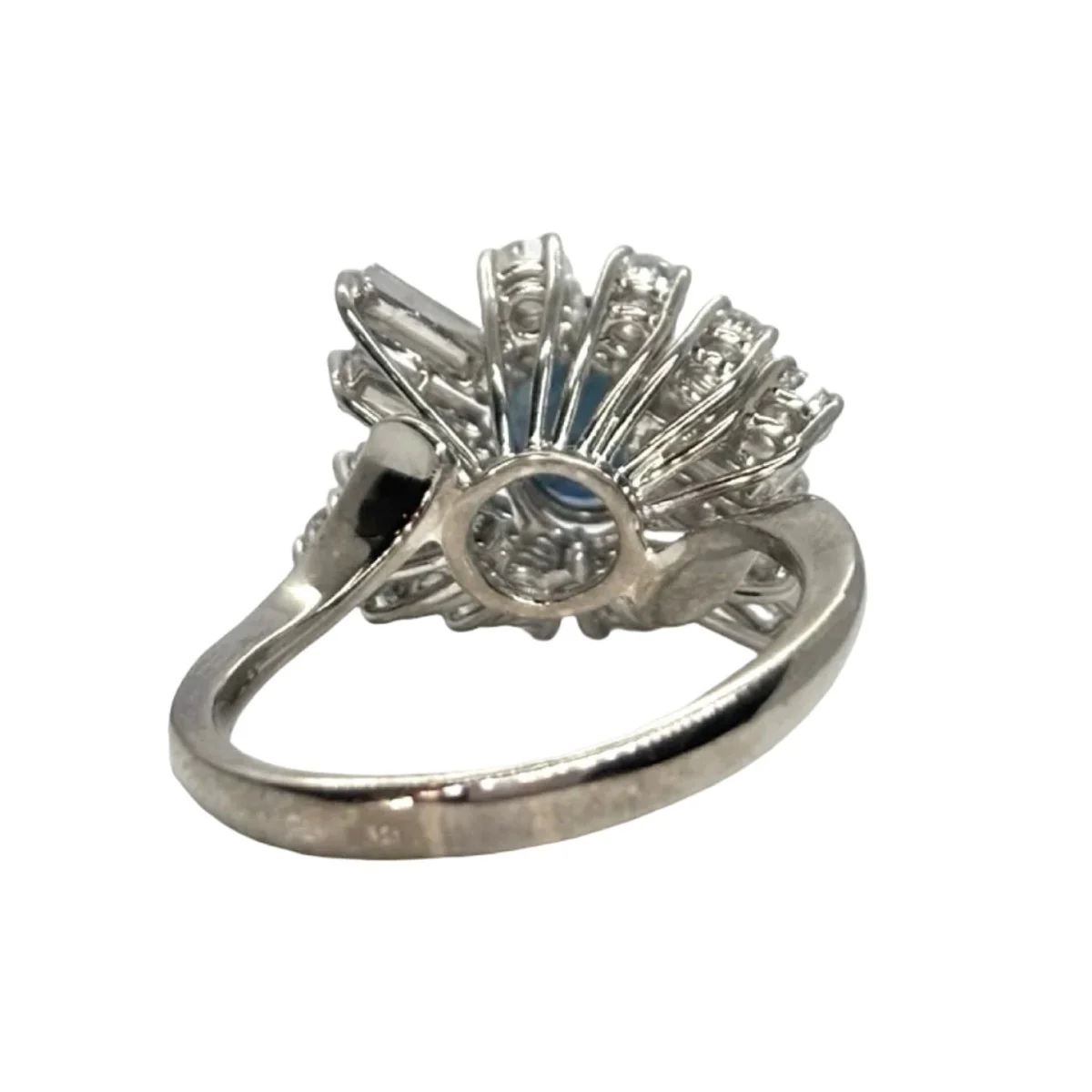 Bague en or blanc, saphir et diamants - Image 4