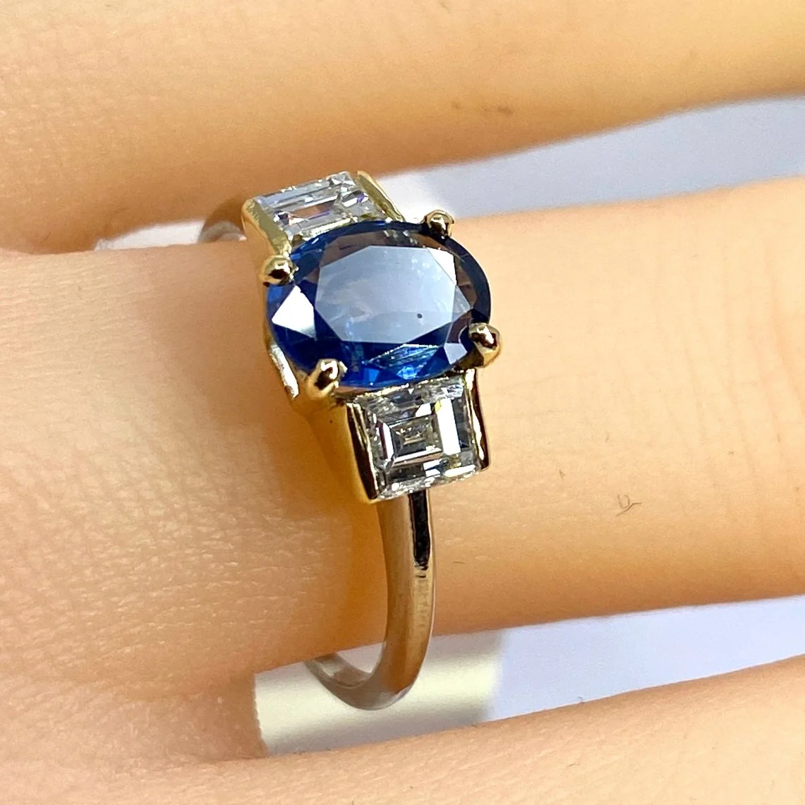 Bague Trilogie en or blanc, or jaune, saphir et diamants - Image 2