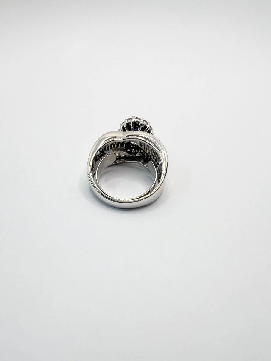 Bague en or blanc, saphir et diamants - Image 4