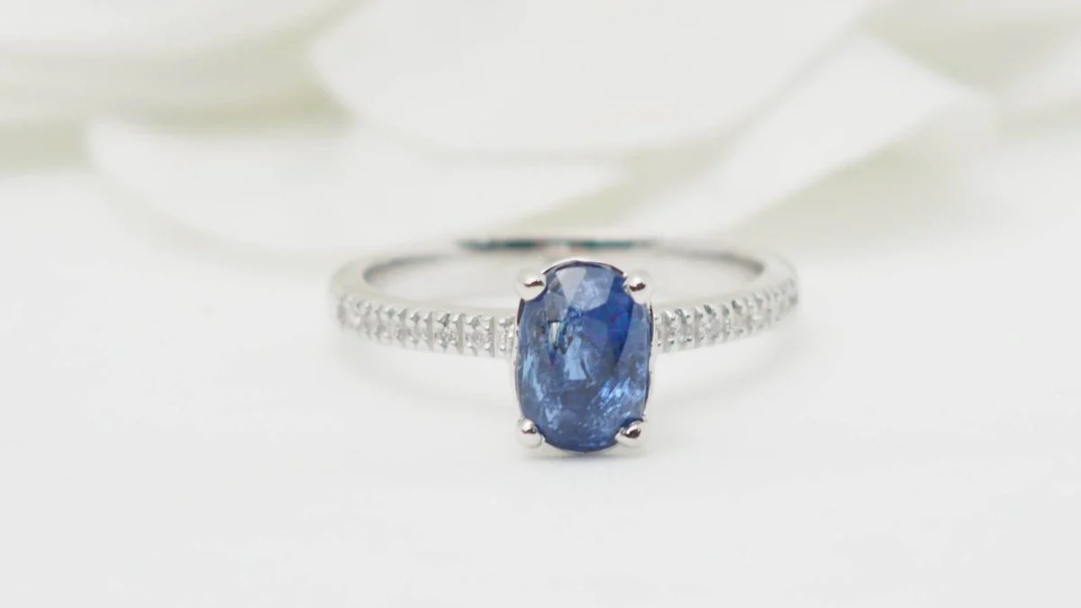 Bague en or blanc, saphir ovale et diamants - Image 2
