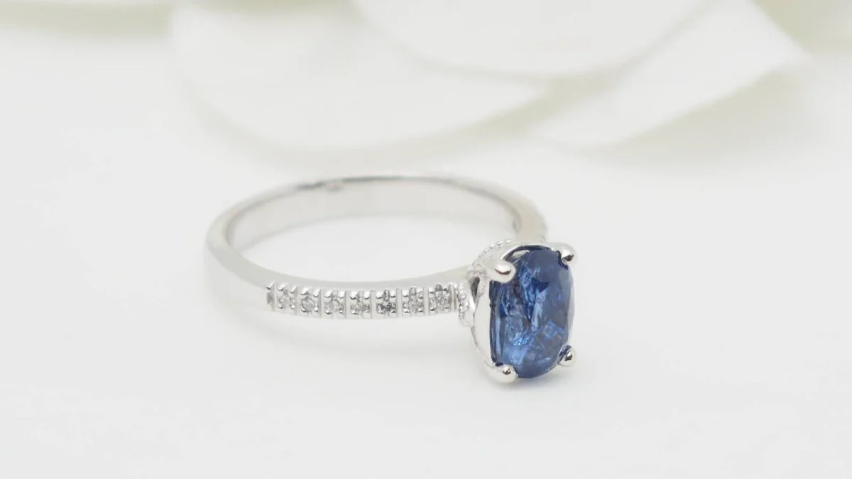 Bague en or blanc, saphir ovale et diamants - Image 3