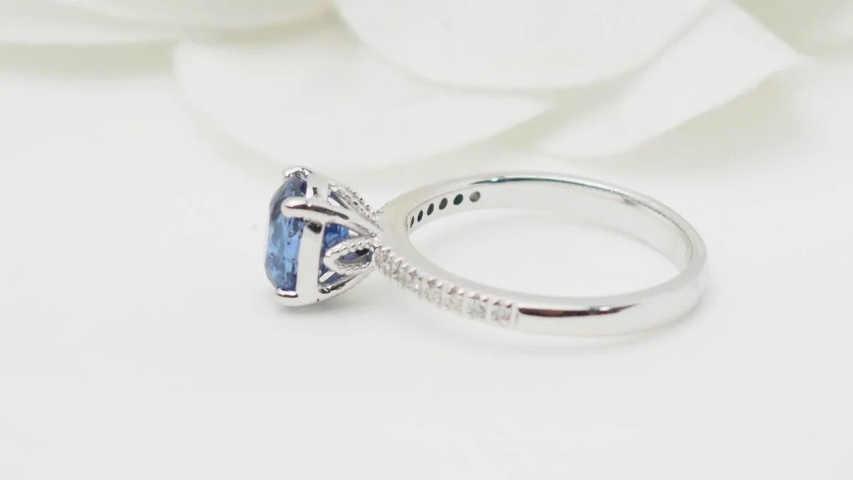 Bague en or blanc, saphir ovale et diamants - Image 6
