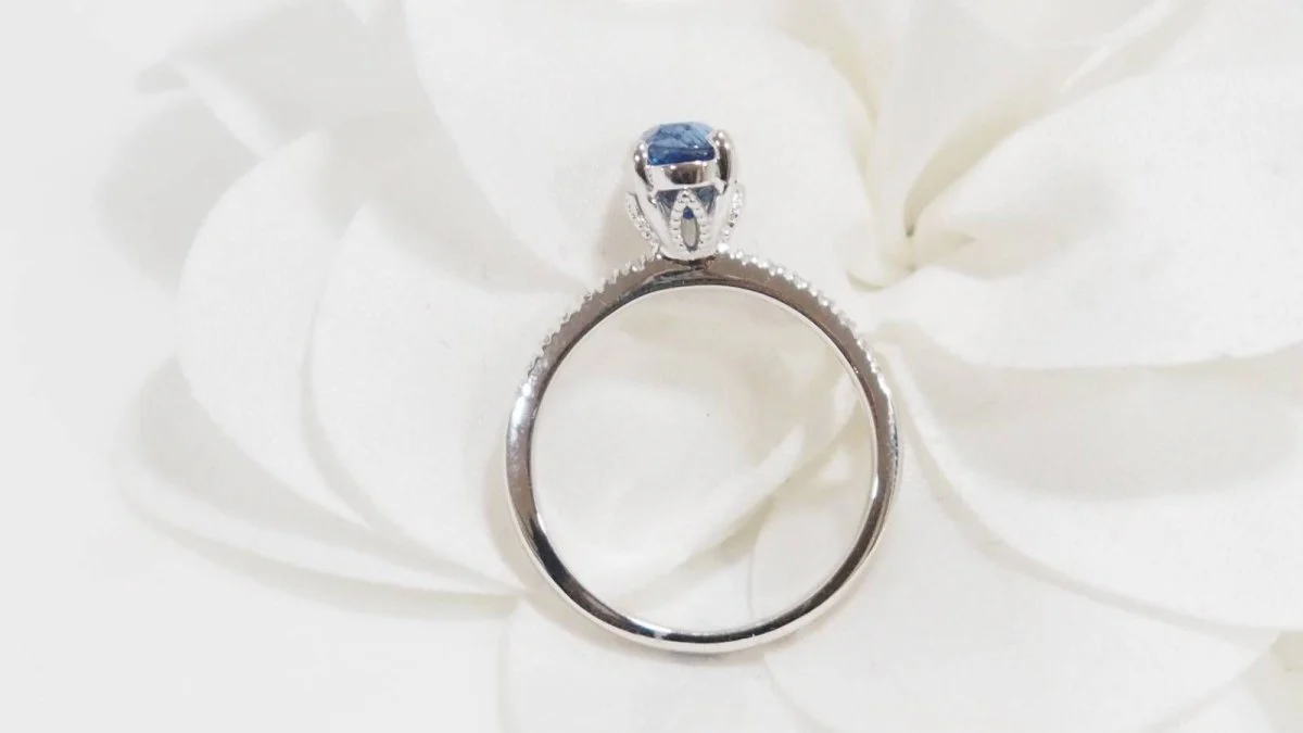 Bague en or blanc, saphir ovale et diamants - Image 8