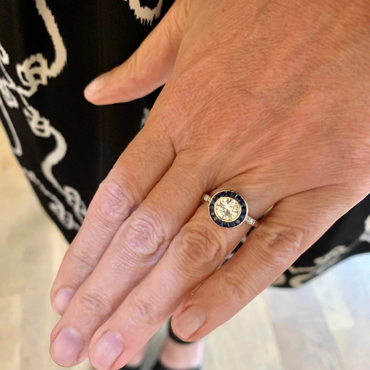 Bague Entourage en or blanc, saphirs et diamants - Image 2