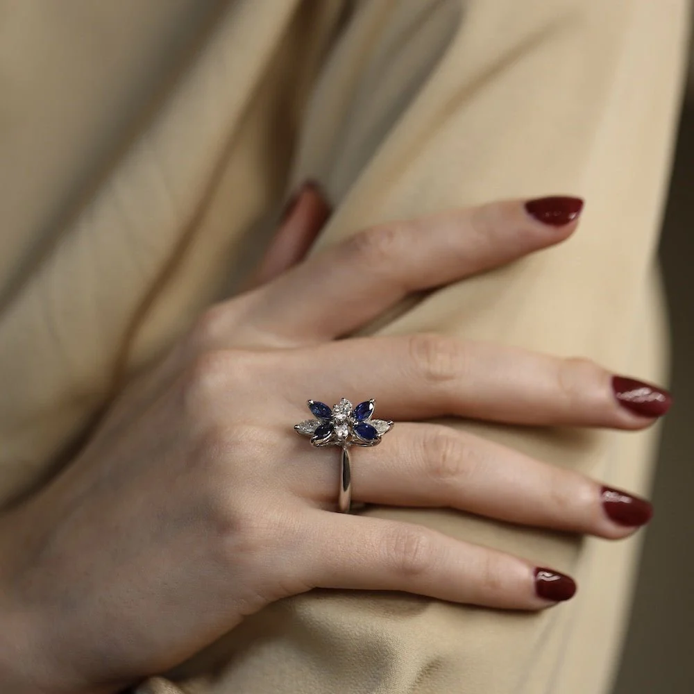 Bague en or blanc avec saphirs navettes et diamants brillants - Image 2