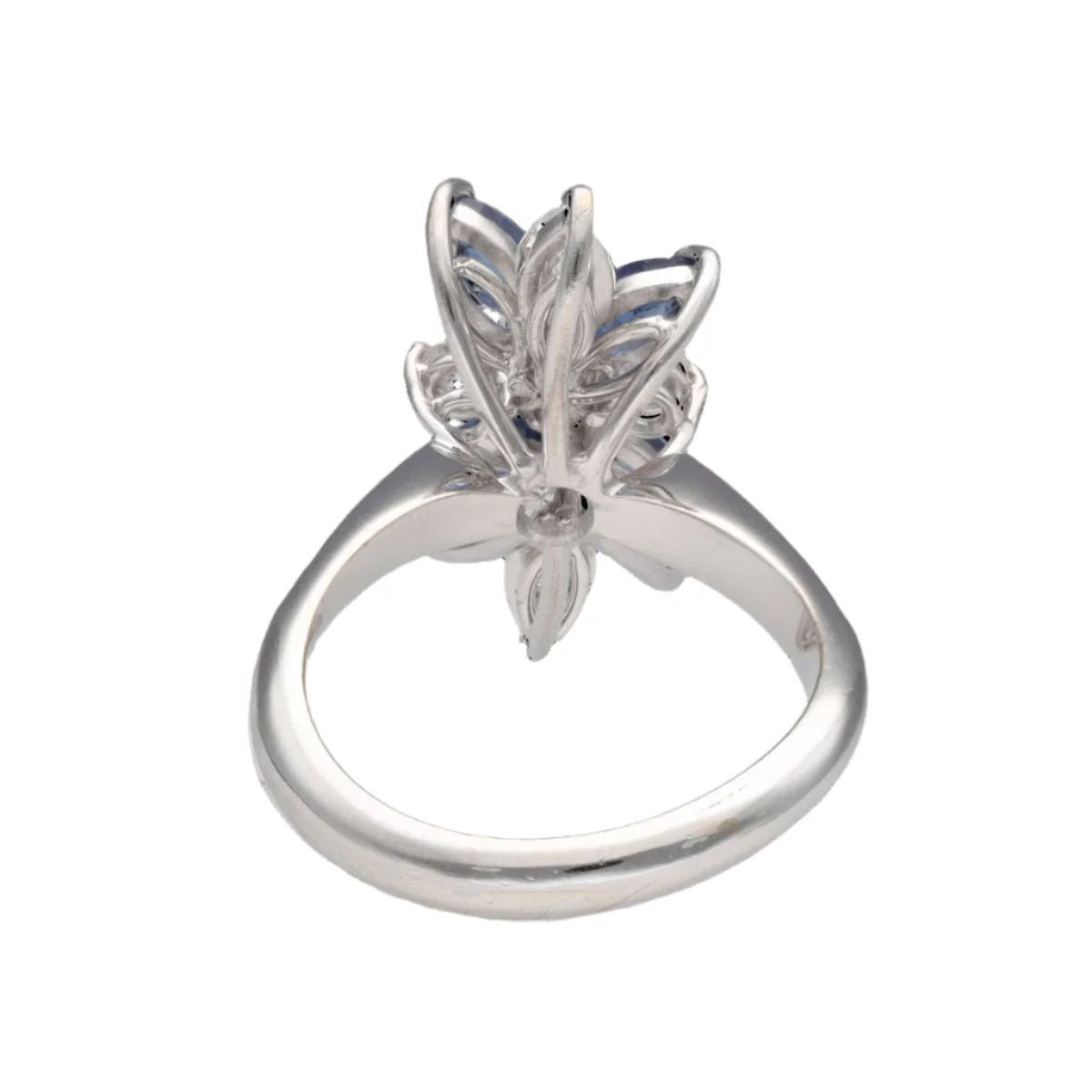 Bague en or blanc avec saphirs navettes et diamants brillants - Image 4