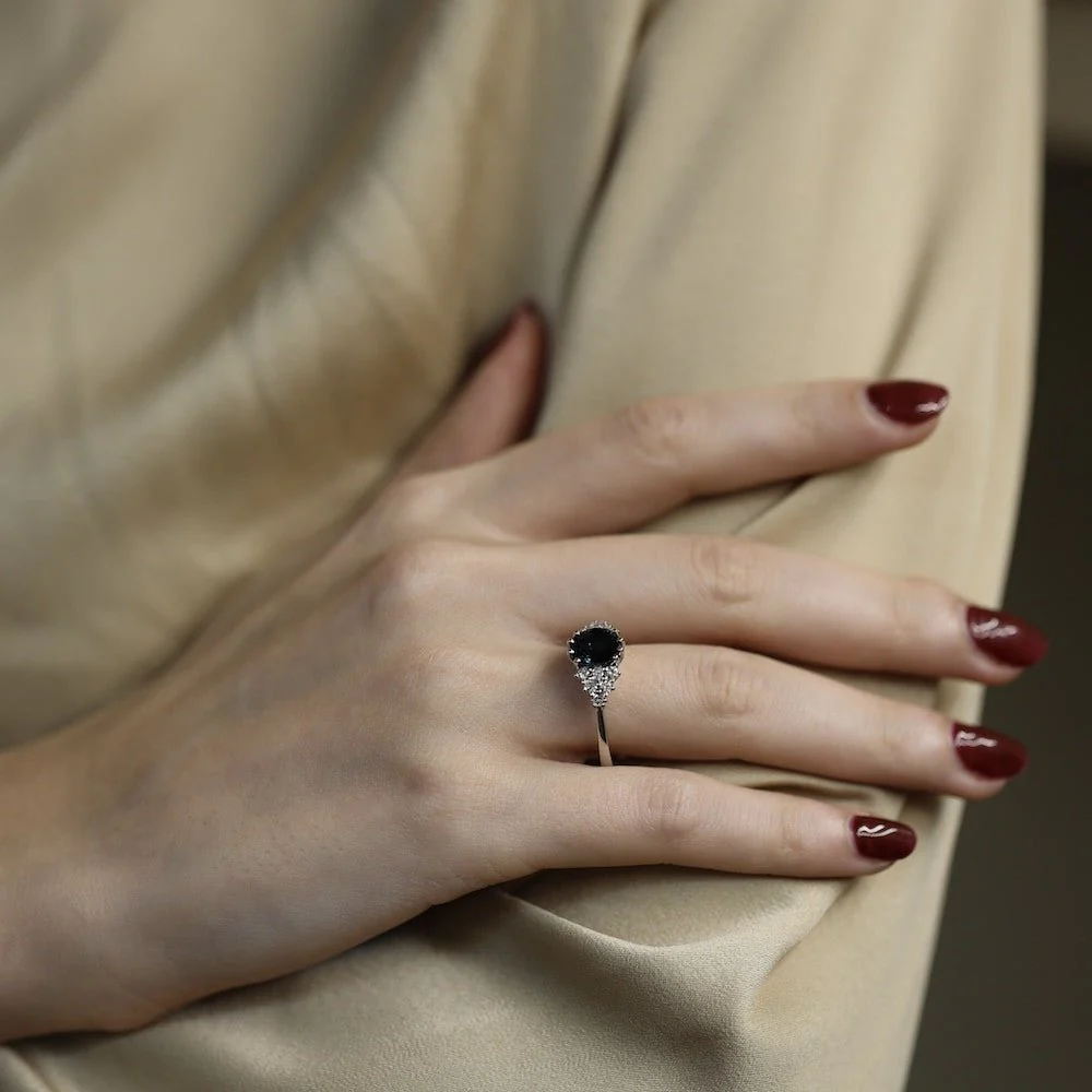 Bague en or blanc, saphir et diamants - Image 2