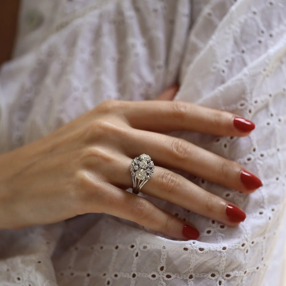 Bague Jarretière en or blanc et diamants - Image 2