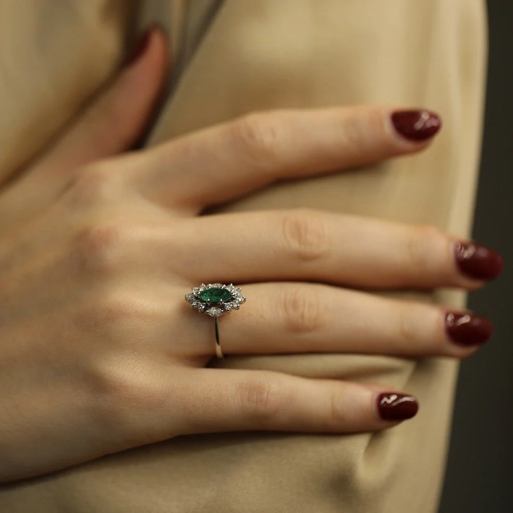Bague en or blanc, émeraude et diamants - Image 2