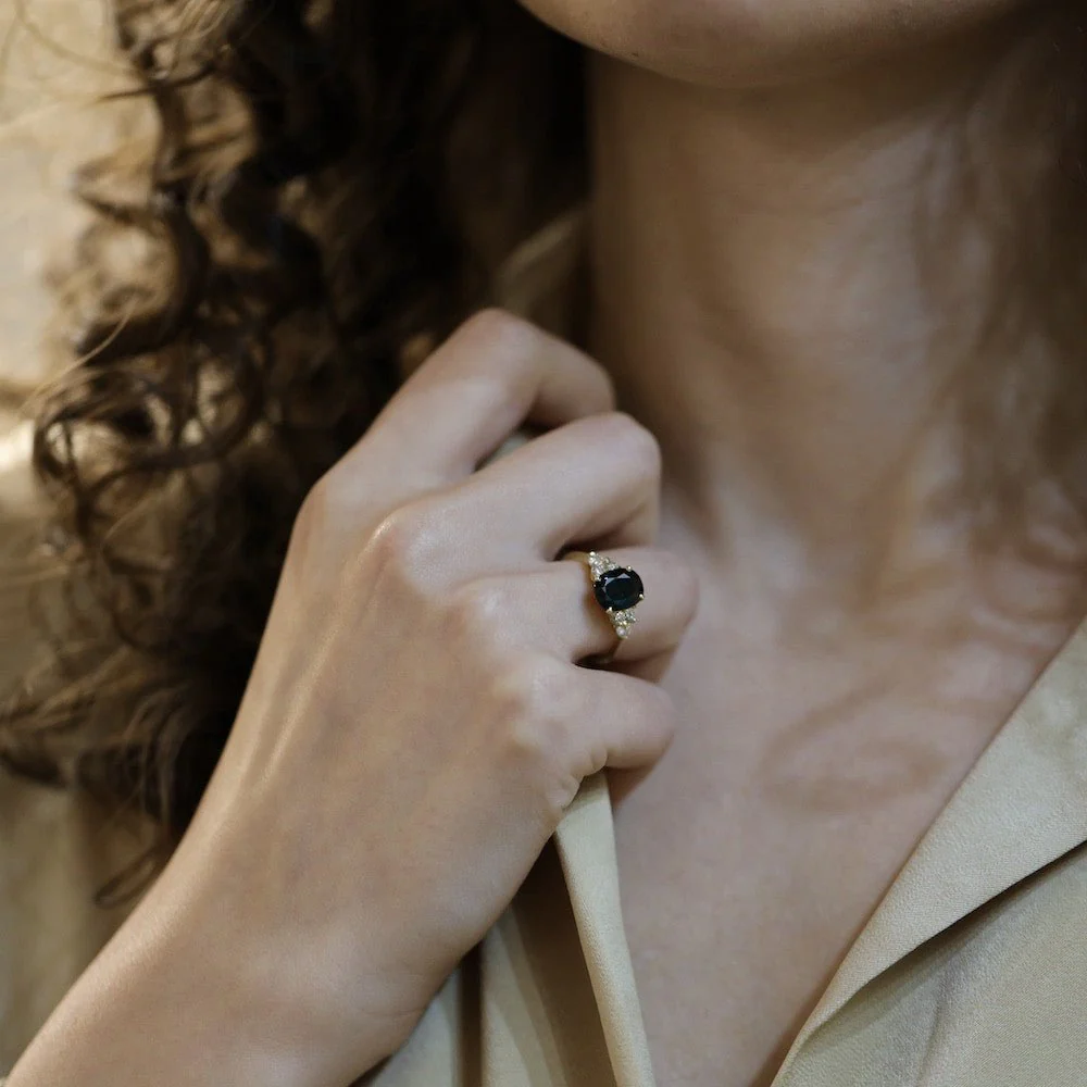 Bague en or blanc, saphir et diamants - Image 2