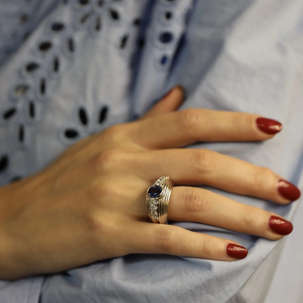 Bague en or blanc, saphir et diamants - Image 2