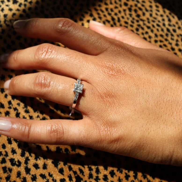 Bague Solitaire en or blanc et diamant - Image 2