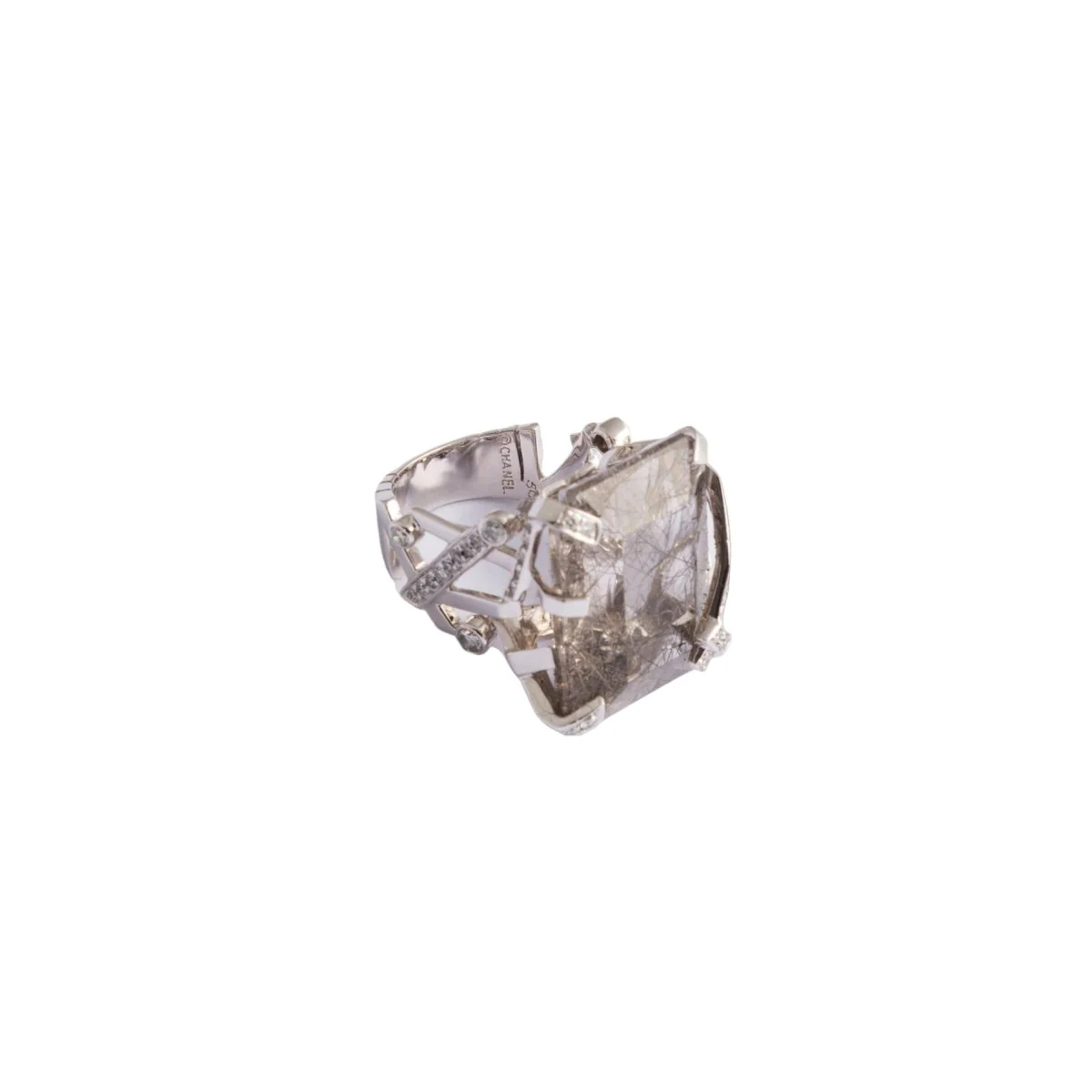 Bague CHANEL en or gris, diamants et quartz rutile