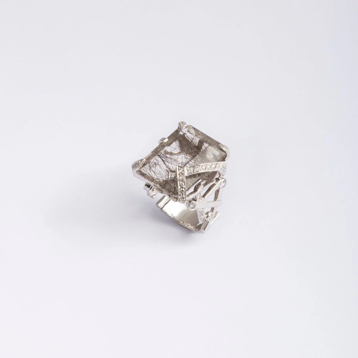 Bague CHANEL en or gris, diamants et quartz rutile - Image 2