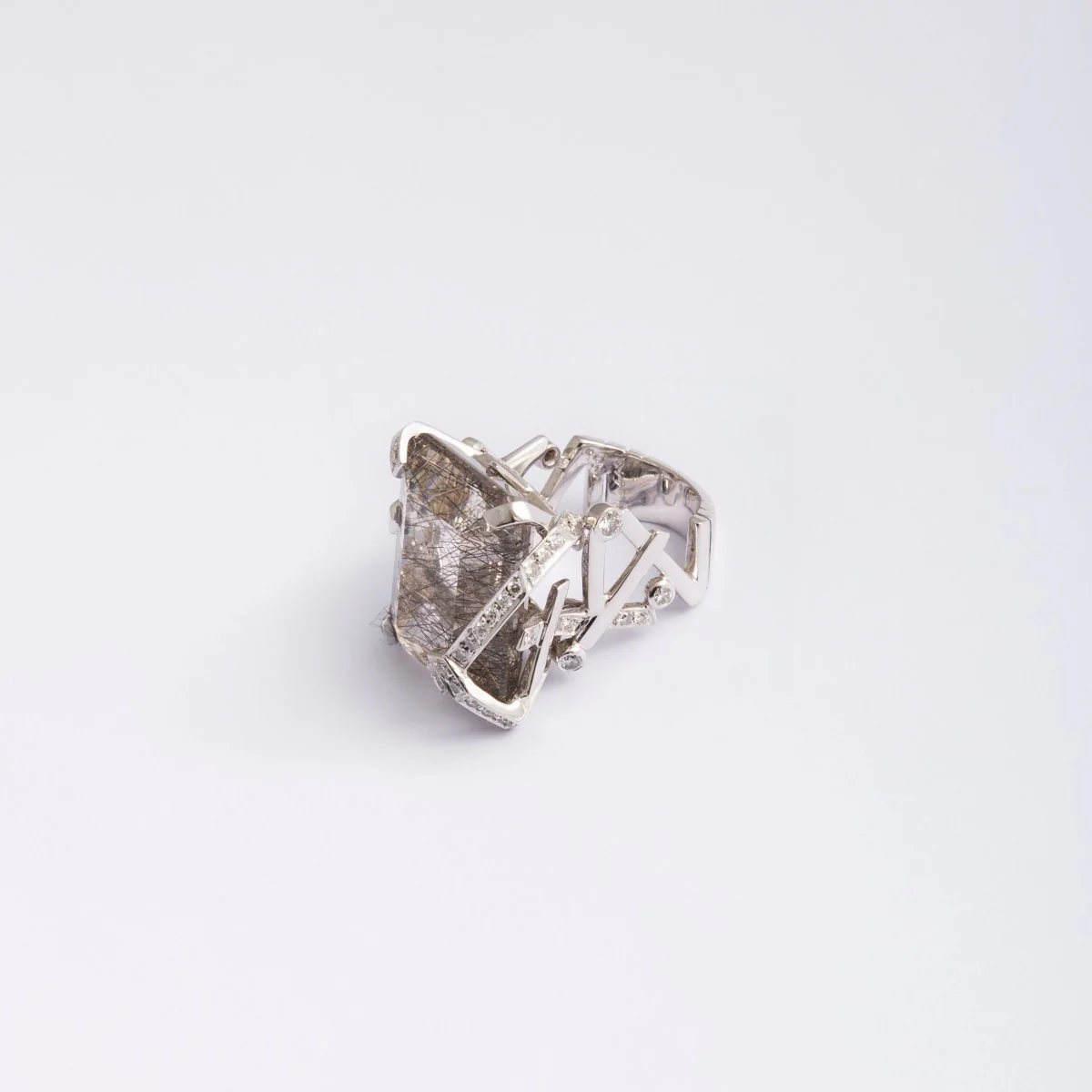 Bague CHANEL en or gris, diamants et quartz rutile - Image 3