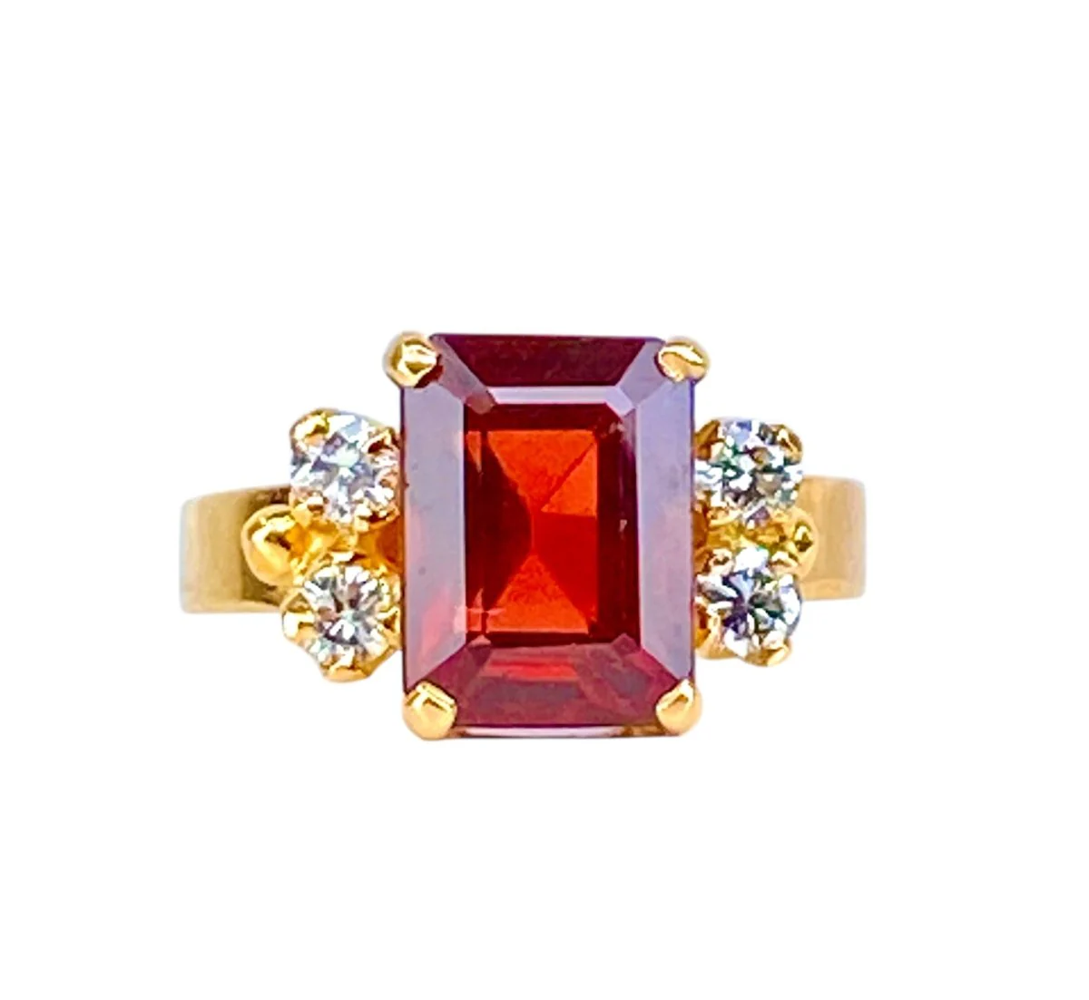 Bague en or jaune 18 carats , grenat et diamants