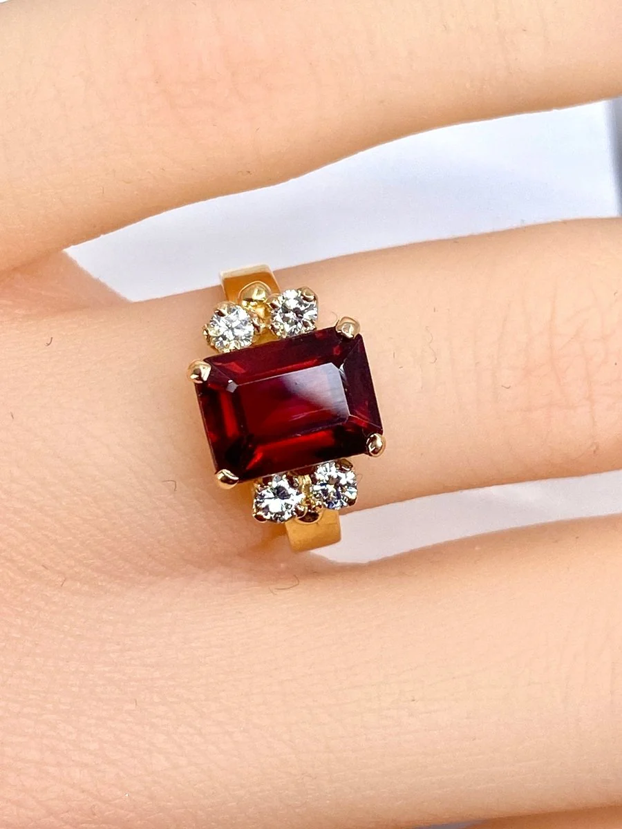 Bague en or jaune 18 carats , grenat et diamants - Image 2
