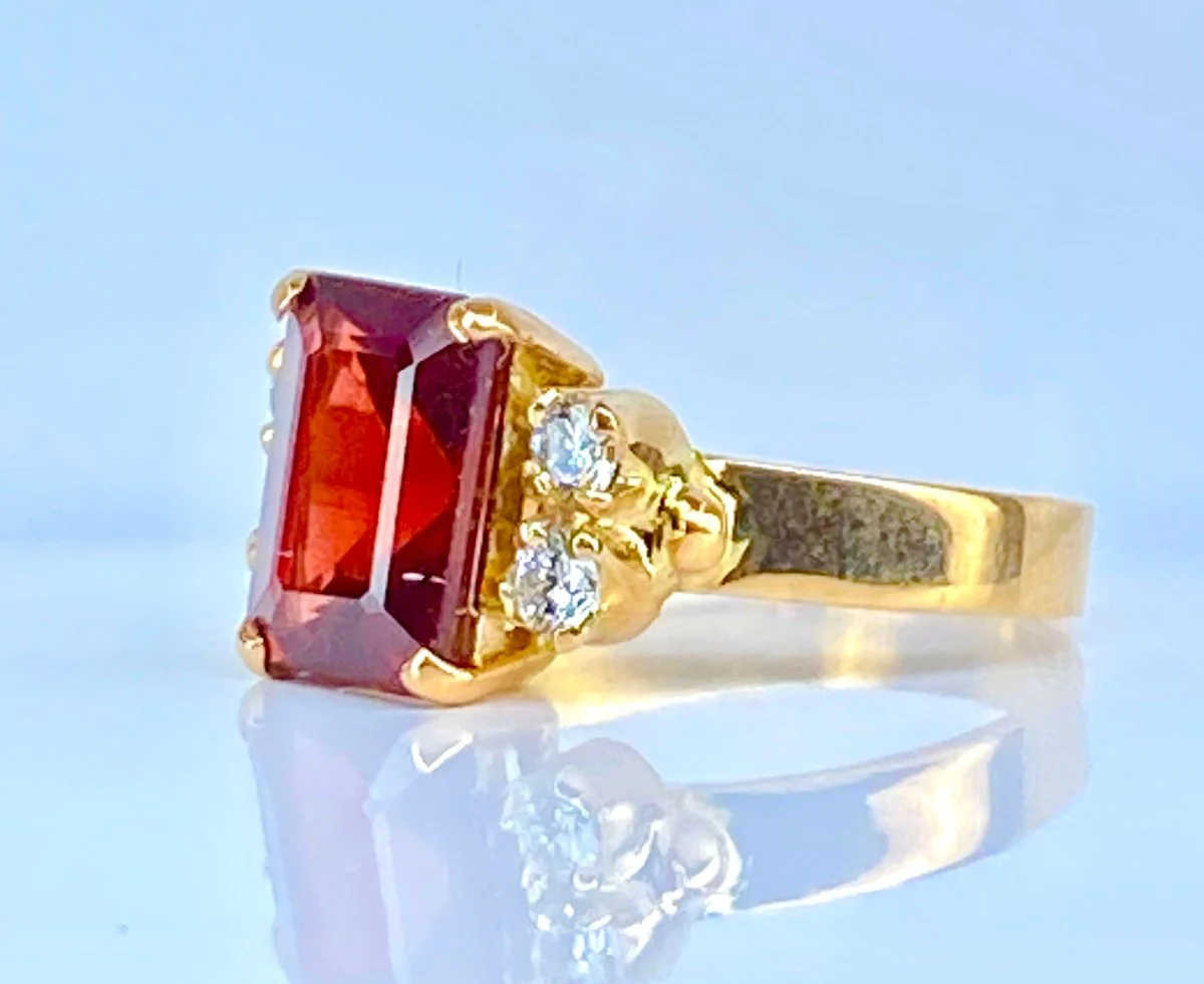 Bague en or jaune 18 carats , grenat et diamants - Image 3