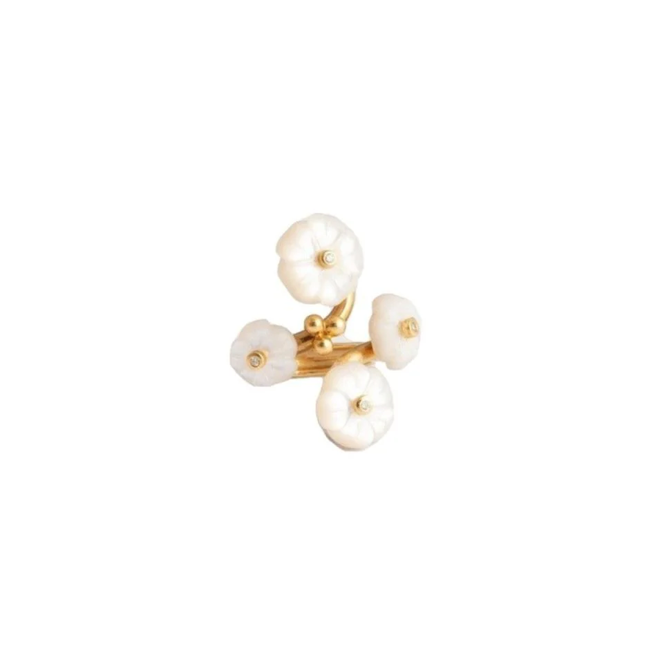 Bague en or jaune, nacre et diamants