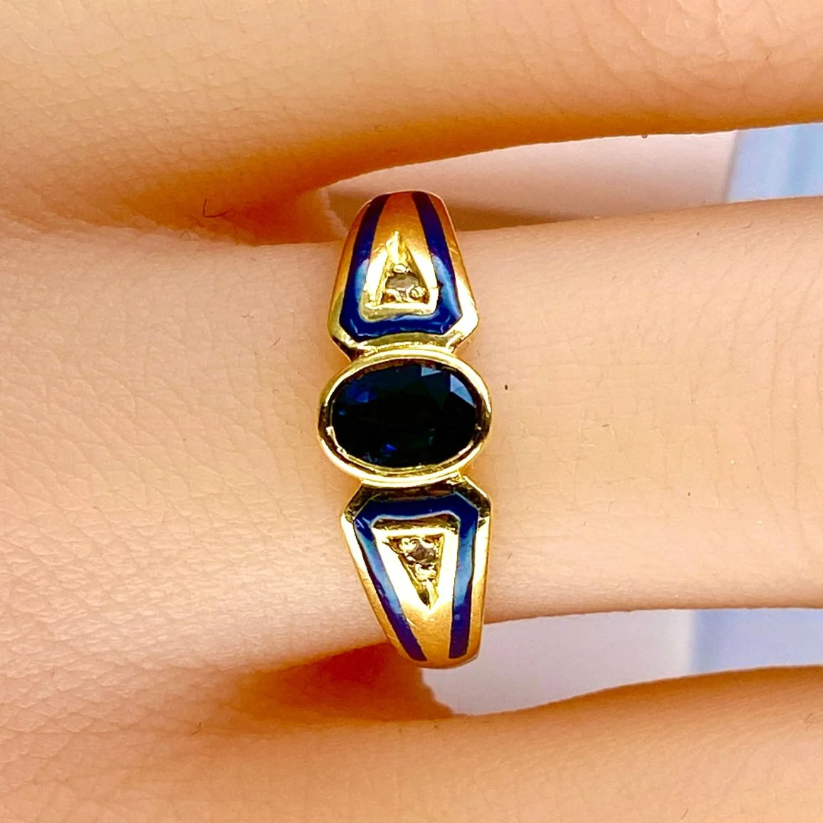 Bague Jonc en or jaune, saphir, émail et diamants - Image 2