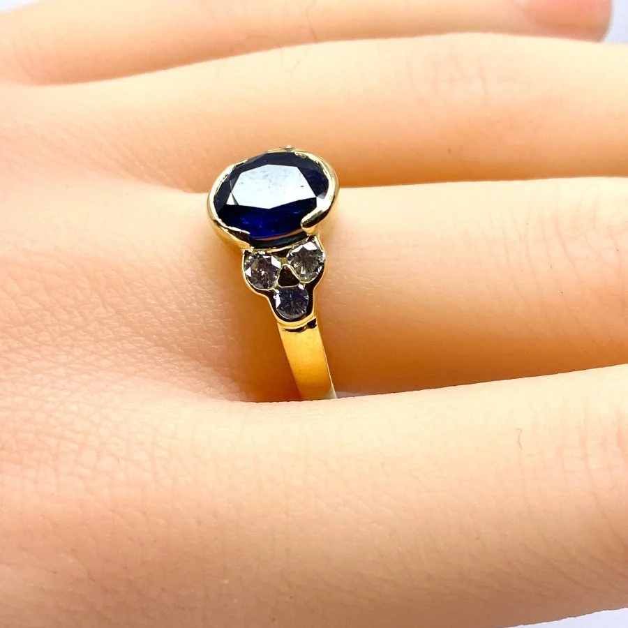 Bague en or jaune, saphir et diamants - Image 2