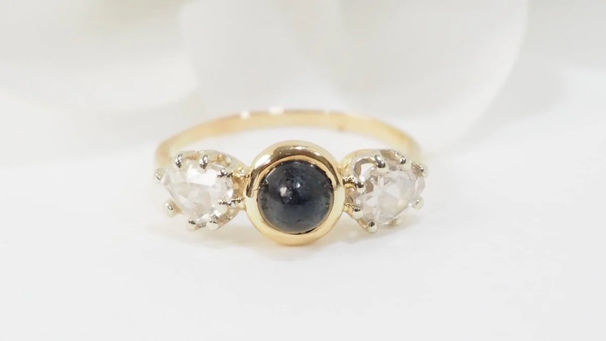 Bague Trilogie en or jaune, saphir et diamants - Image 8