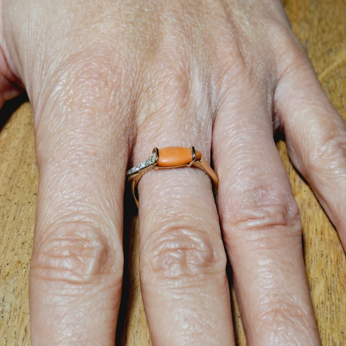 Bague en or jaune, corail et diamants - Image 2