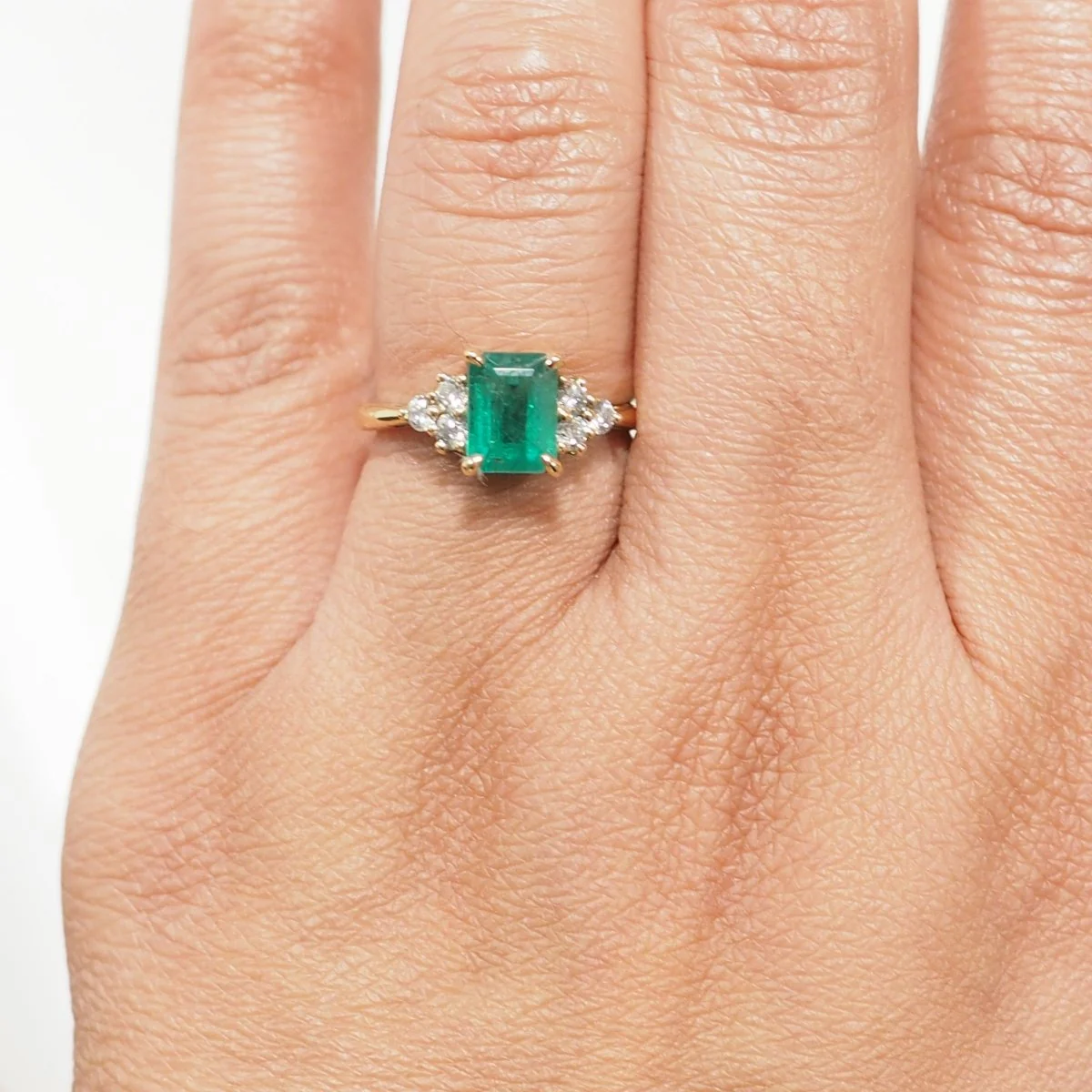 Bague en or jaune, émeraude et diamants - Image 2
