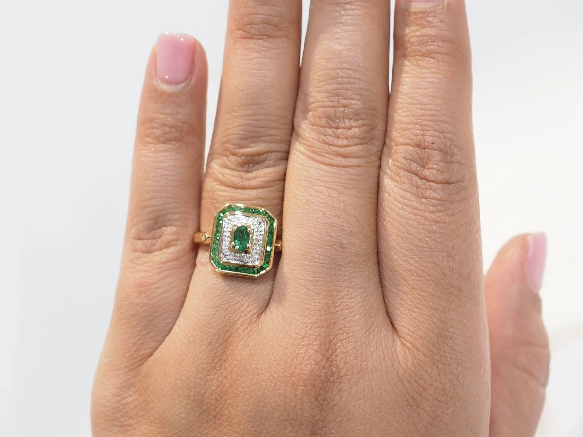 Bague en or jaune, émeraude et diamants - Image 2