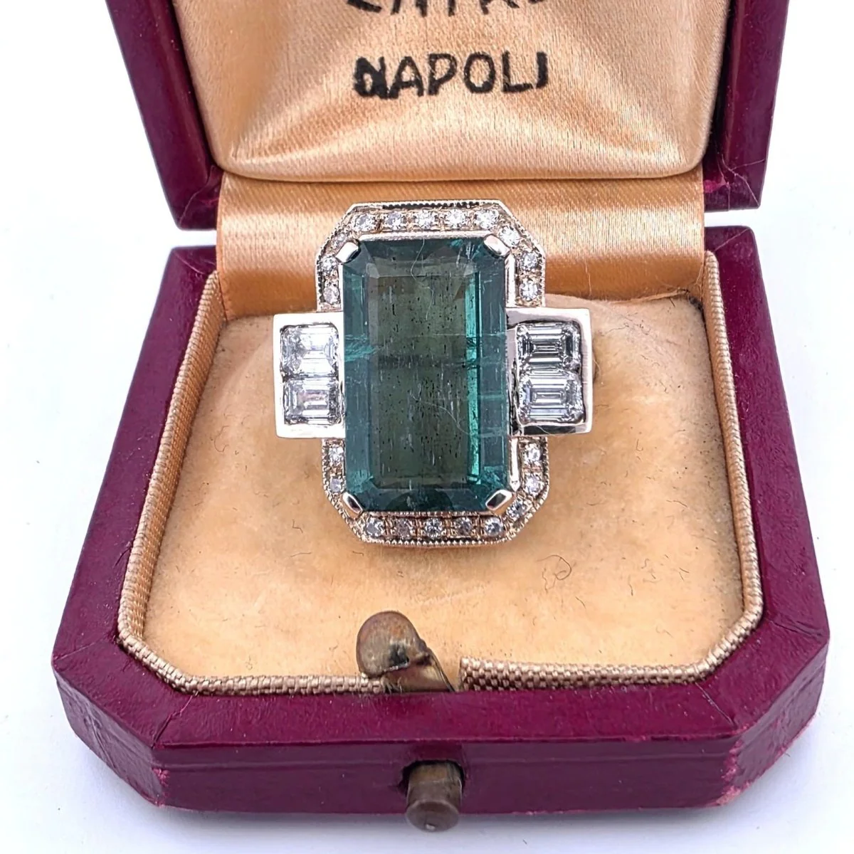 Bague Entourage en or jaune, émeraude et diamants - Image 7