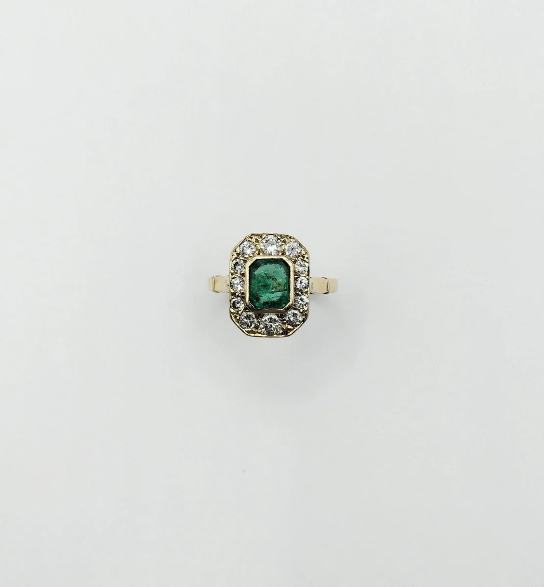 Bague en or jaune, émeraude et diamants - Image 6