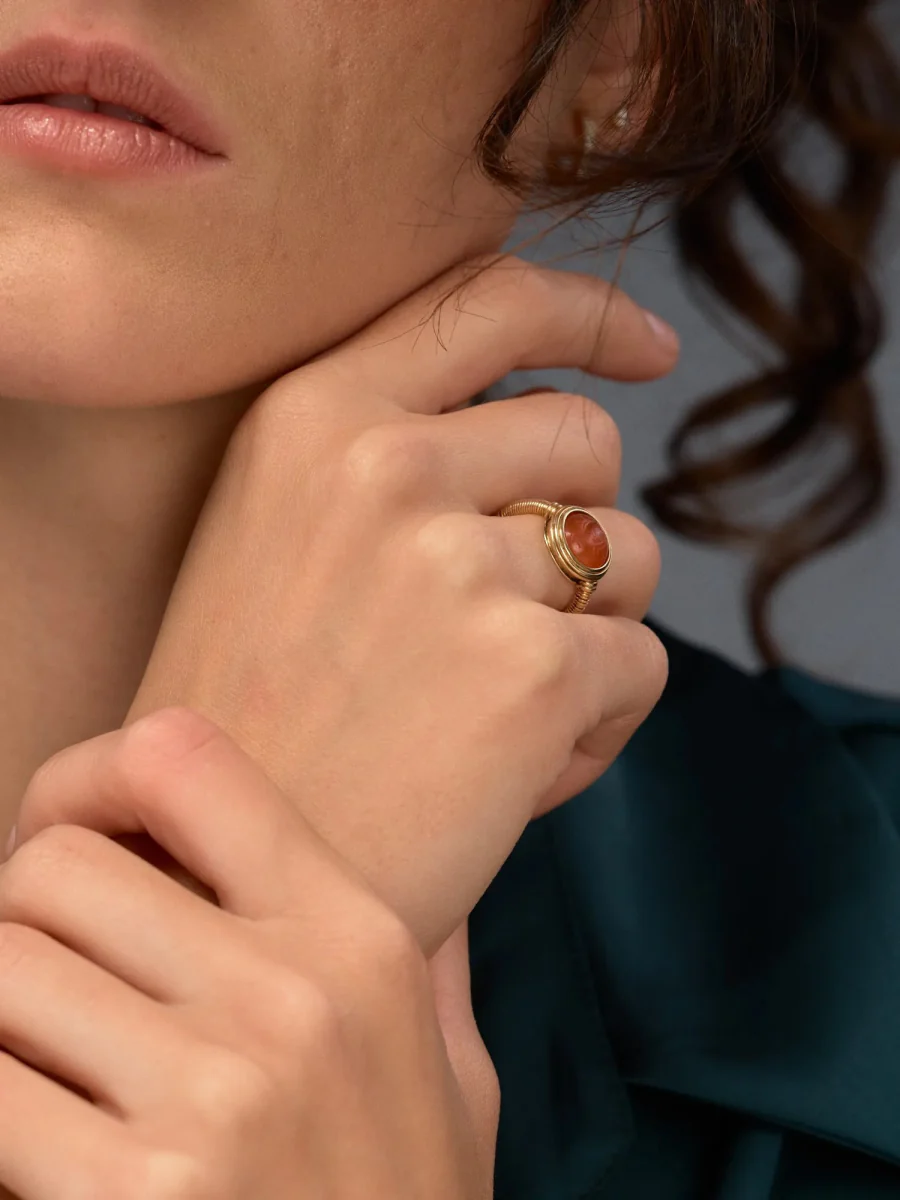Bague Intaille Scarabée en or jaune et cornaline - Image 2