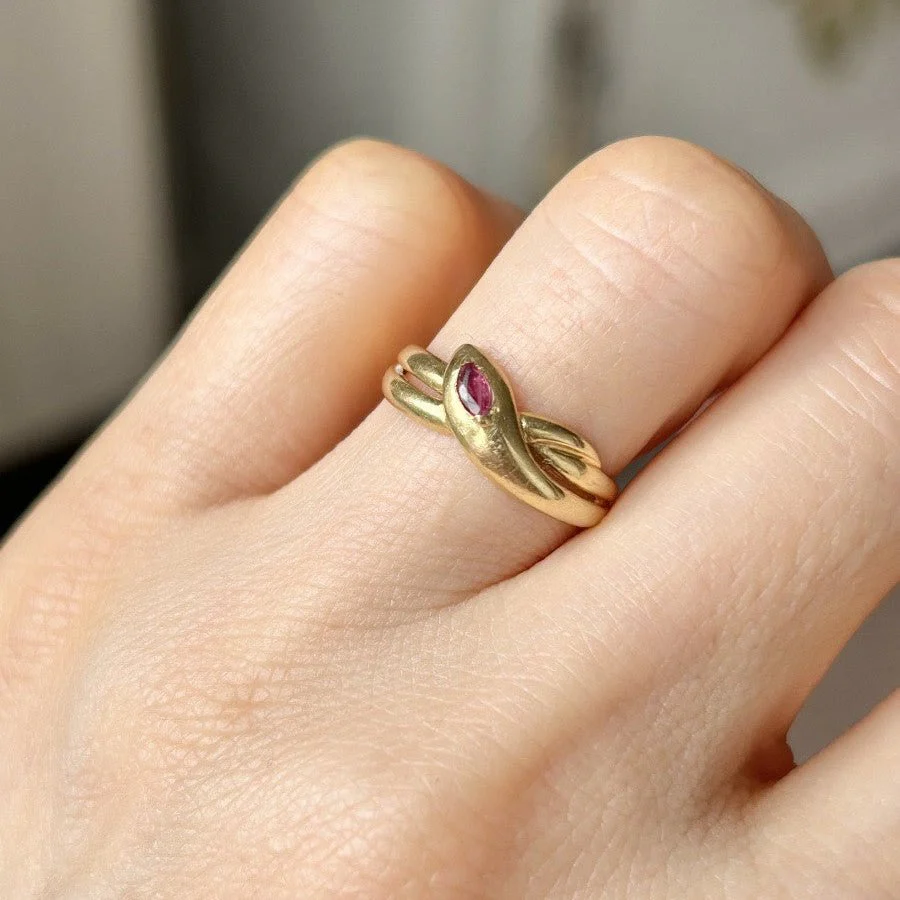 Bague en or jaune et rubis - Image 2