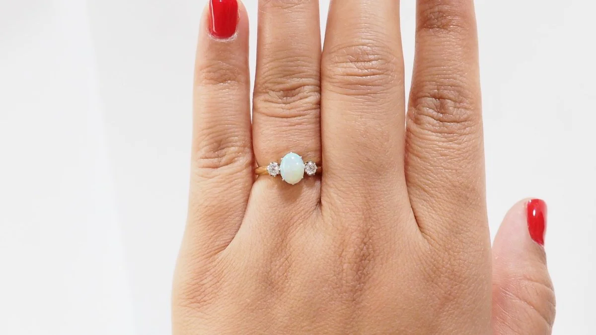 Bague en or jaune opale ovale et diamants - Image 2
