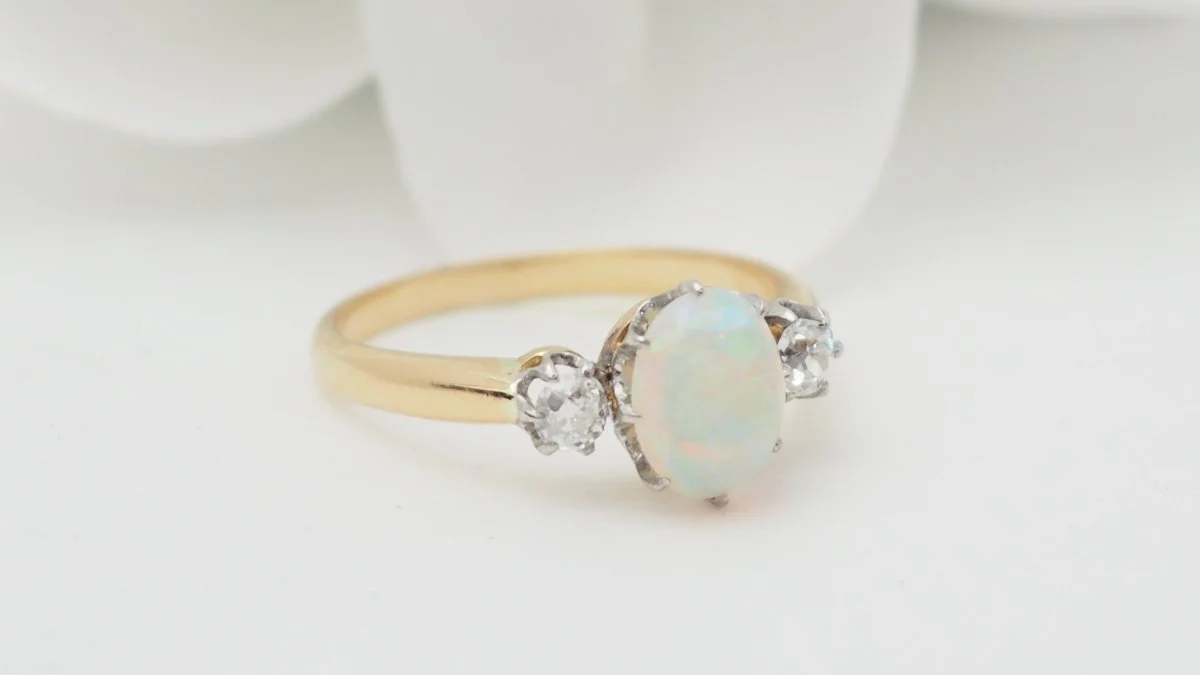 Bague en or jaune opale ovale et diamants - Image 3